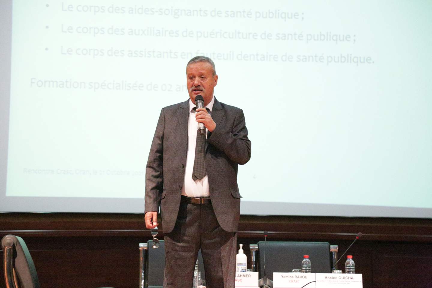 La formation paramédicale en Algérie : rapport des paramédicaux  au métier et évaluation des compétences:  cas des institutions  de formation paramédicale et les hôpitaux  d'Oran et de Constantine.