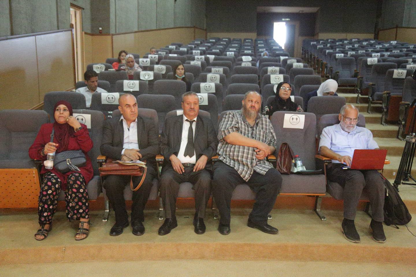 La formation paramédicale en Algérie : rapport des paramédicaux  au métier et évaluation des compétences:  cas des institutions  de formation paramédicale et les hôpitaux  d'Oran et de Constantine.