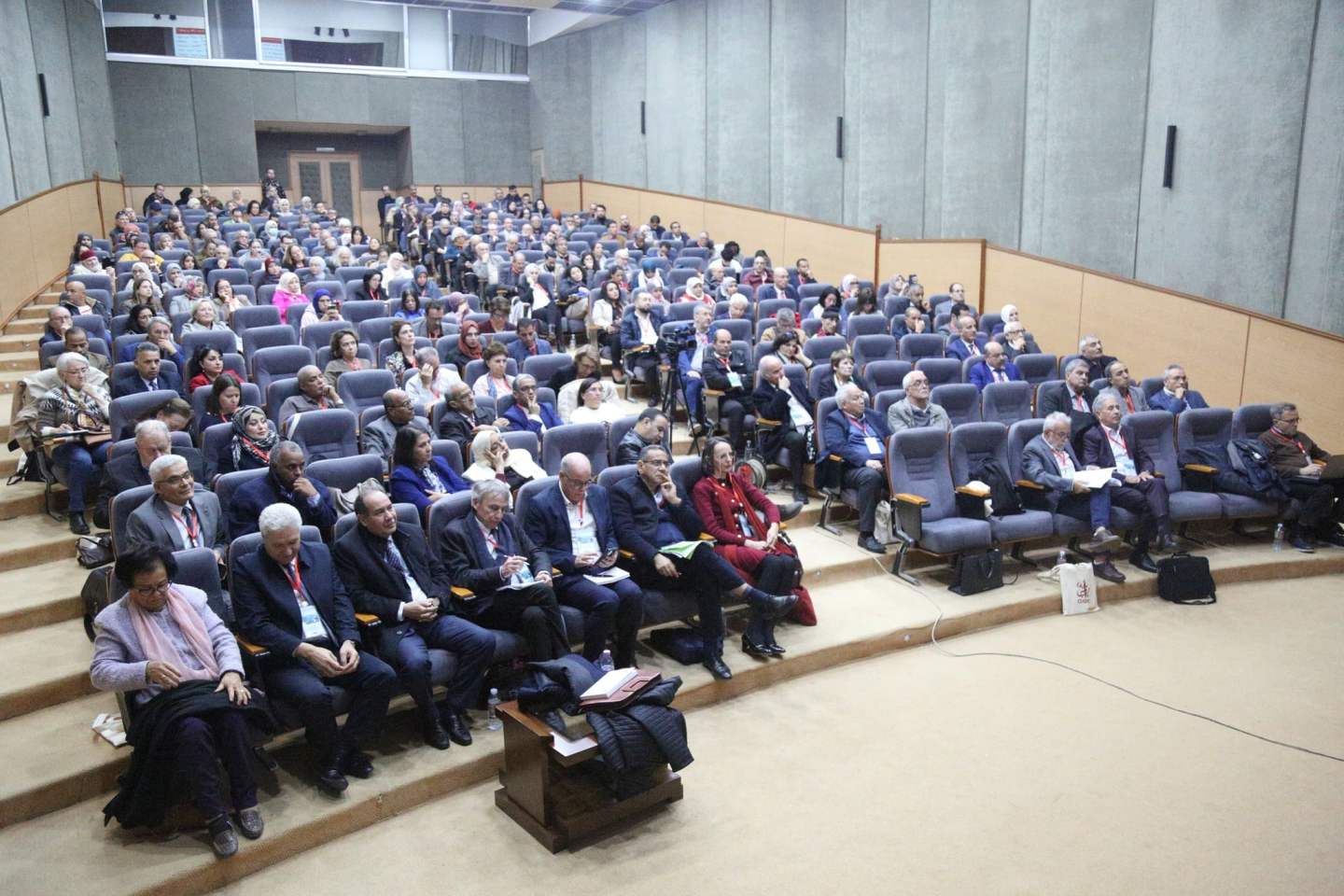 L'Algérie après 70 ans : Les défis du renouvellement des connaissances en sciences sociales et humaines